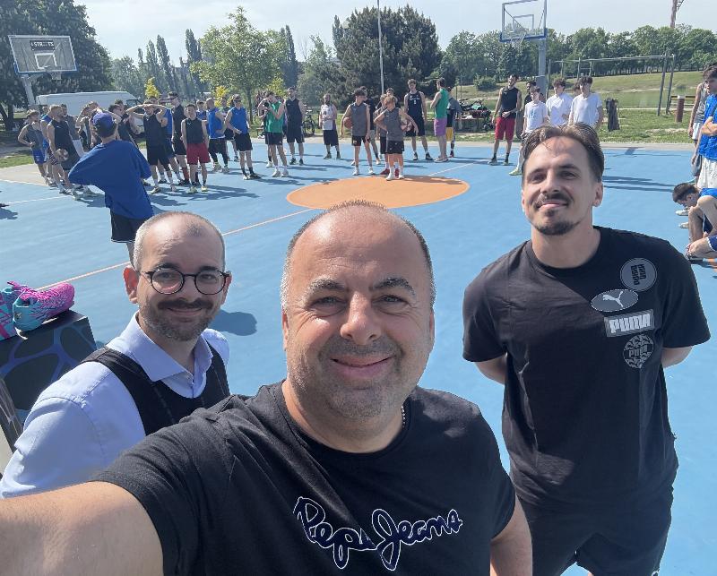 Streetball, grafity, skate&bmx
Poulicne umenie
Matuš Čupka, starosta BA Nove mesto a Marek Brinza organizator  (vpravo)
3.maj, 2025 Kuchajda