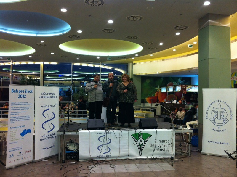 Koncert nadácie Výskum rakoviny v galérii Tesco Lamač. S Marošom Bangom a jeho manželkou. 2.3.2012, Bratislava.