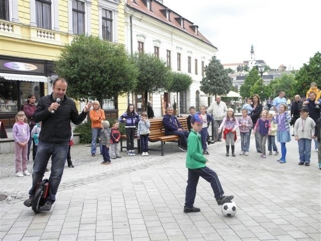 MDD na pešej zóne v Nitre pred predajňou Úspech Nitrazdroj. 31.máj. 2013. Nitra.