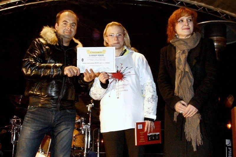 Prskavkoveho rekordu sa na Hviezdoslavovom namesti zučastnilo 1500 ľudi so zapálenymi prskavkami. 23.novembra, 2012. Bratislava.