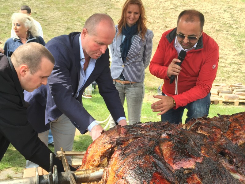 Opekanie vola v hoteli Zochova chata, slavnostny prvy rez. 1.maj.2015. Modra Harmonia.