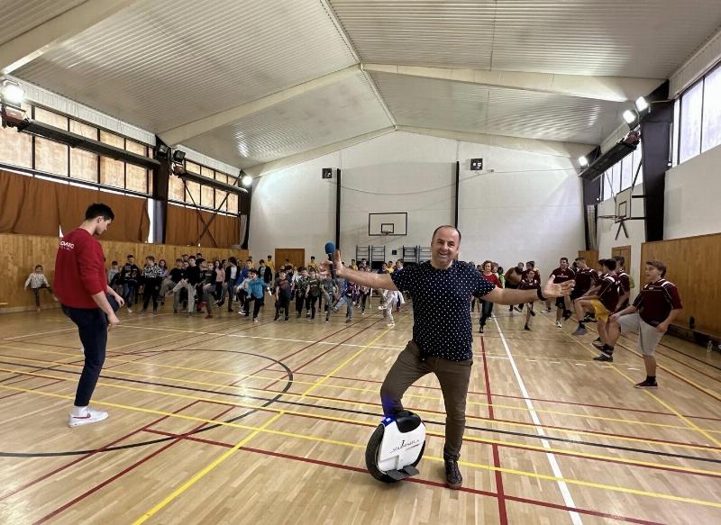 Fit day Centra volneho casu Hurbanovo. 10.november 2022. Rozcvicka s komarnanskym volejbalistami.