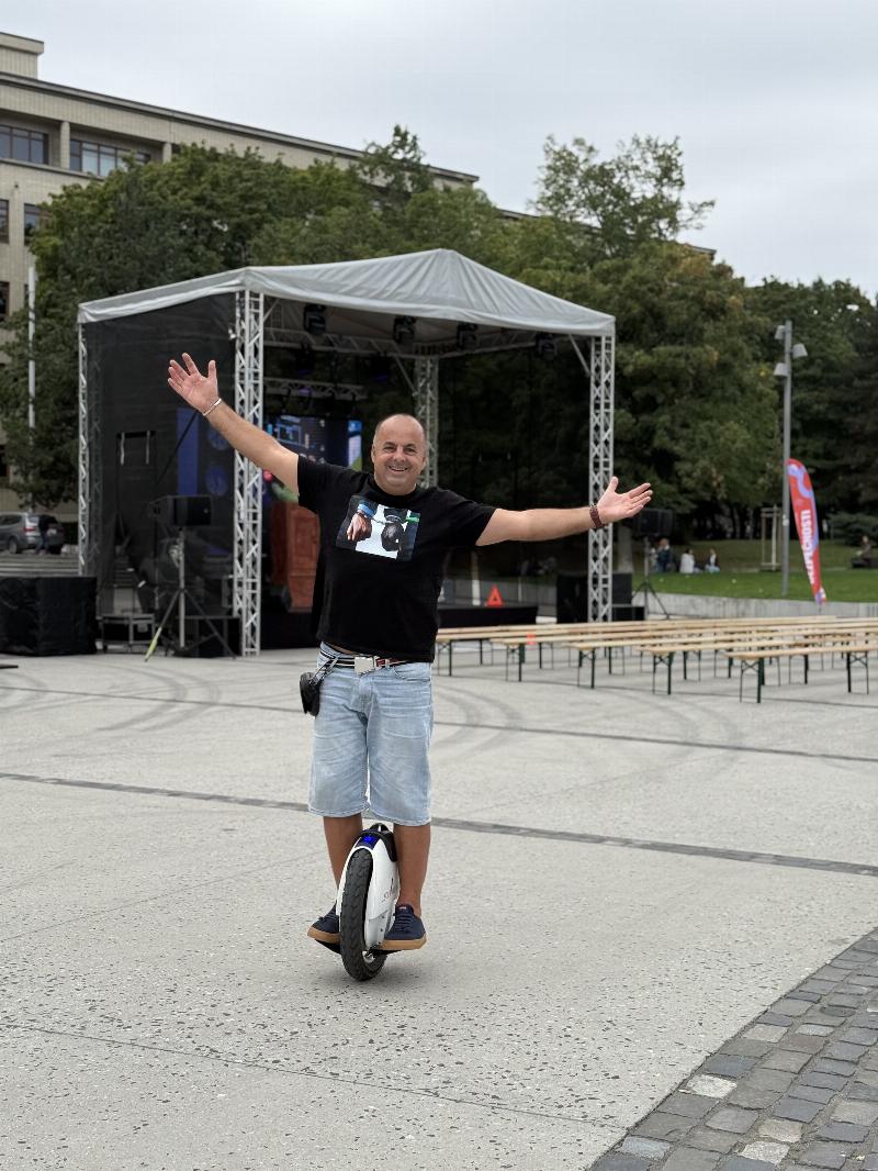 Moderovanie so solowheelom je akcne, svizne a vhodne na velke priestranstva.