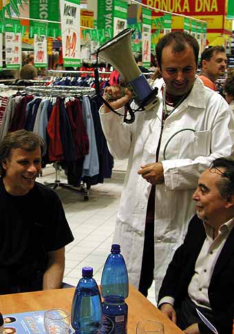 S Dušanom Kleinom (vpravo) a Lukášom Vaculíkom na autogramiáde v Hypernove.