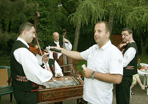 Na stretnutí klientov spoločnosti Beset hrala aj ľudová hudba Petra Kuštára. 29.5.2008