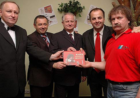 Z ľava do prava: Igor Svitok, Róbert Mačák, Július Šupler, ja a Juraj Barbarič, pri krste našej Knihy slovenských rekordov. Hotel Sobota, 29.11.2007.