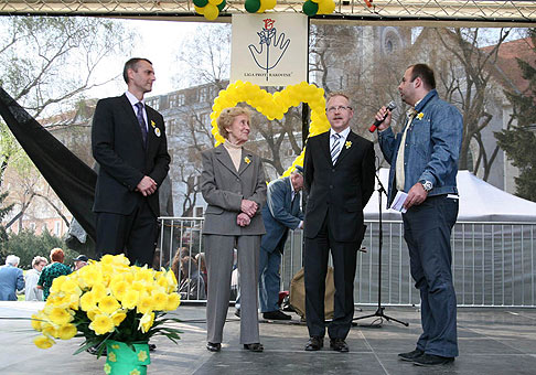 Koncert vďaky a spolupatričnosti - Ďeň narcisov. Minister zdravotníctva SR Richard Raši, Eva Siracká prezidentka ligy proti rakovine, Andrej Ďurkovský primátor Bratislavy. 16.4.2010, Bratislava, Námestie SNP.