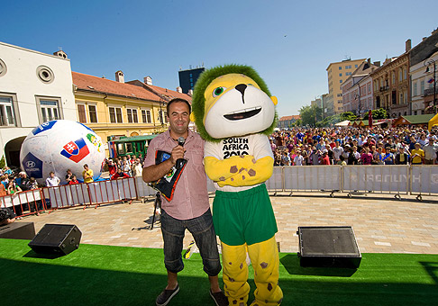 Atmosféra počas zápasu Slovensko-Nový Zéland na hlavnom námestí v Košiciach bola úžasná. Však ju vytváralo približne 10 tisíc fanúšikov :). 14.6.2010.