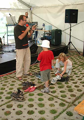 Nubium na akcii v Čuňove nezabudlo ani na detičky. Preto sme pre nich vymysleli skvelé súťaže. Napríklad, kto nazbiera viacej topánok... 26.6.2004