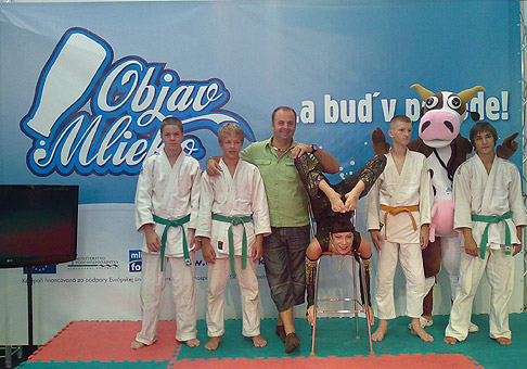 Akciu Objav mlieko podporili rôzne osobnosti kultúry a športu. Na fotografii Judo klub Sokol a hadia žena Zuzana Mošaťová. 22.8.2010 Nitra.