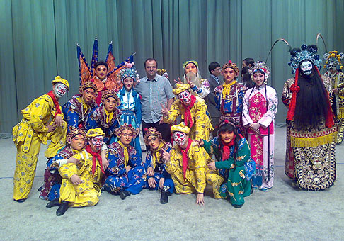 S umelcami slávnej Pekingskej opery. 18.4.2009