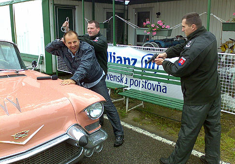 Motoristi deťom - vydarená akcia k MDD v bratislavskom ružinove za prítomnosti veľmi milých a príjemných policajtov, ktorí predviedli zadržanie moderátora :-) 30.5.2009 Bratislava.