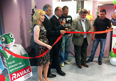 Elena a Karol Hochschornerovci, Peter Dvorský a trojnásobní olympijskí víťazi, bratia Hochschornerovci na slávnostnom otvorení Ravak, kúpelňového centra. 31.5.2011, Bratislava.