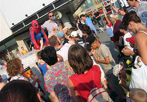 Premiéra Spiderman2 22.7.2004 - Kamenné námestie - Tesco, Bratislava.