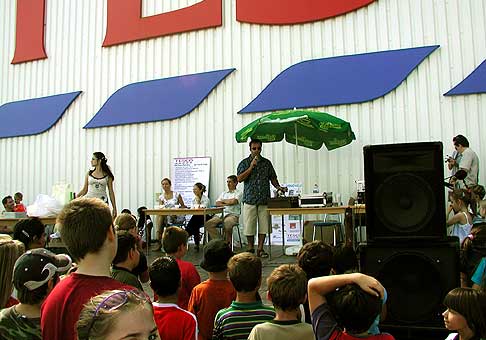 Oslava 2. narodenín. Hypermarket Tesco Prievidza. 15.8.2004.