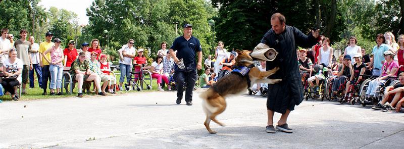 Pri akciách k MDD musí niekedy pre zábavu detí moderátor nasadiť aj vlastnú kožu. 8.6.2010, Bratislava.