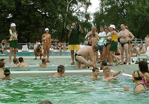 Vinea tour 2004 - Vinea oslavuje 30. narodeniny v ôsmich letoviskách na Slovensku. AquaCity Poprad 10.7.2004.