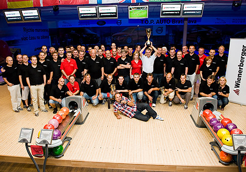 Účastníci celoslovenského finále bowlingového turnaja spoločnosti Wienerberger Slovenské tehelne, s.r.o. v Národnom bowlingovom centre. 26.5.2011, Bratislava.